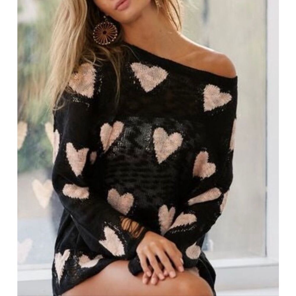 Bibi XL NWT The Night We Met Black/Light Pink Heart Printed Distressed sweater